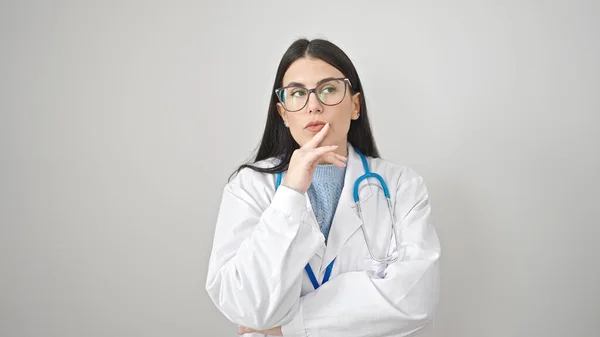 Joven Doctora Hispana Pie Con Expresión Duda Pensando Fondo Blanco — Foto de Stock