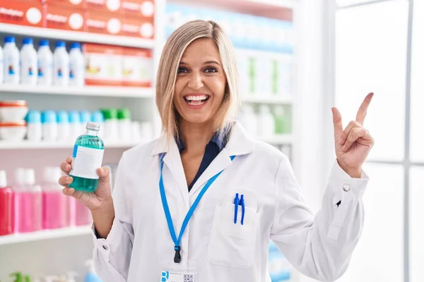 Donna Bionda Che Lavora Farmacia Farmacia Tenendo Sciroppo Sorridente Felice — Foto Stock