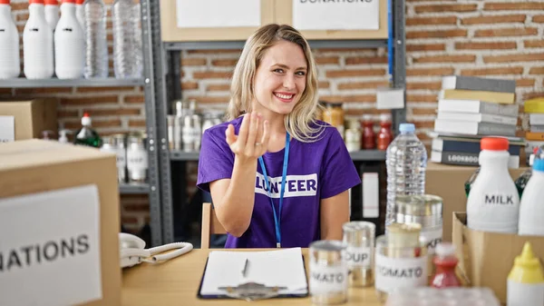 Genç Sarışın Kadın Gönüllü Olarak Masada Oturuyor Hayır Kurumunda Jest — Stok fotoğraf