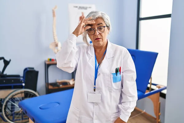 Middle Age Woman Grey Hair Working Pain Recovery Clinic Worried — Stock Photo, Image