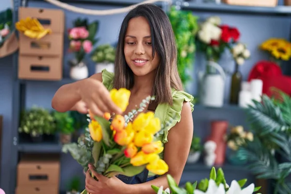 Jovem Mulher Hispânica Florista Segurando Buquê Flores Loja Florista — Fotografia de Stock