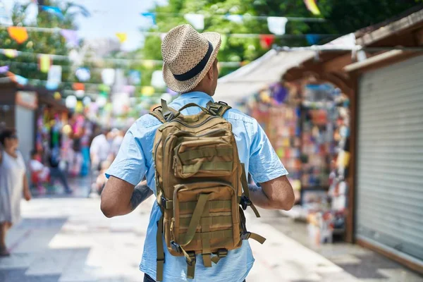 Африканский Американец Турист Ходит Заднему Виду Уличном Рынке — стоковое фото