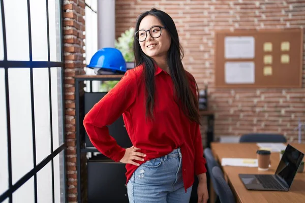 Young Chinese Woman Business Worker Smiling Confident Office — 스톡 사진