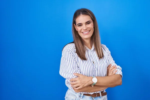 Mujer Joven Hispana Pie Sobre Fondo Azul Cara Feliz Sonriendo — Foto de Stock