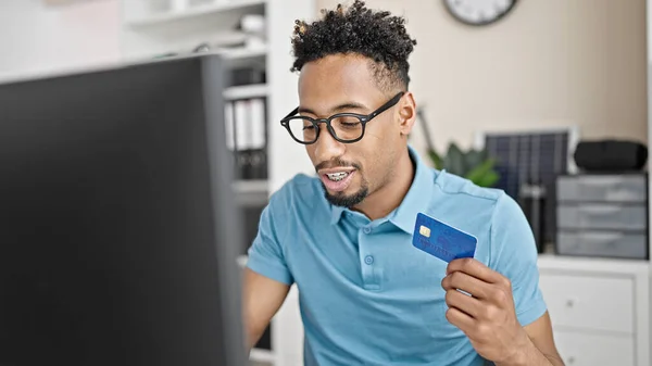 Afro Amerikaanse Man Zakenman Met Behulp Van Computer Creditcard Glimlachen — Stockfoto
