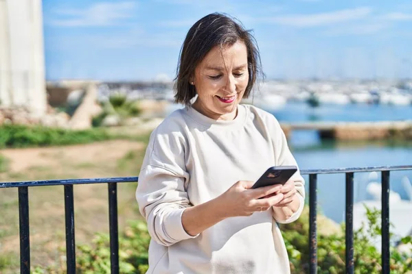 Middle Age Woman Smiling Confident Using Smartphone Seaside — Stock Photo, Image