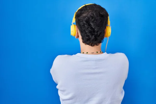 Non Binary Person Listening Music Using Headphones Standing Backwards Looking — Stock Photo, Image