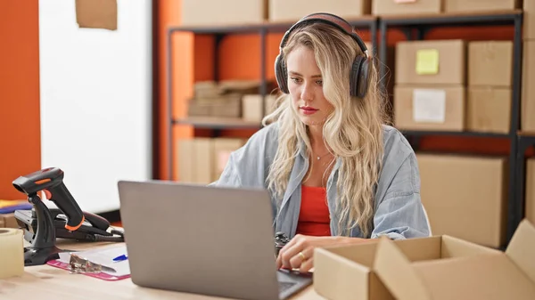 Genç Sarışın Kadını Ofiste Dizüstü Bilgisayar Kulaklık Kullanıyor — Stok fotoğraf