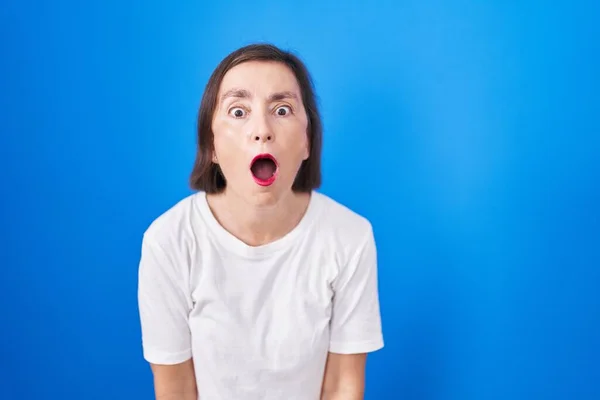 Middle Age Hispanic Woman Standing Blue Background Afraid Shocked Surprise — ストック写真