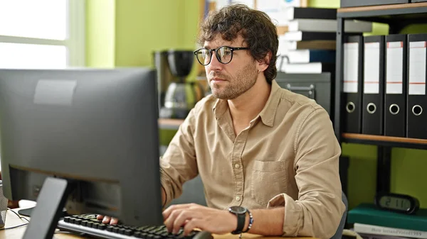 Молодий Іспаномовний Чоловік Бізнесмен Використовує Комп Ютер Працює Офісі — стокове фото