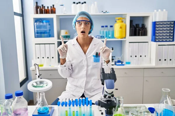 Mujer Morena Trabajando Laboratorio Científico Asombrada Sorprendida Mirando Hacia Arriba — Foto de Stock