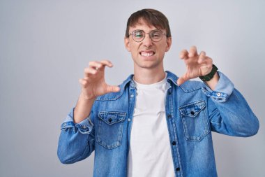 Beyaz, sarışın, gözlüklü, komik gülümseyen, kedi gibi pençeli, agresif ve seksi bir ifade takınan bir adam. 