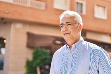 Son sınıf öğrencisi sokakta kendinden emin bir şekilde gülümsüyor.