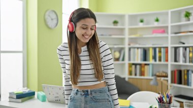 Genç, güzel, İspanyol bir kız öğrenci. Kendine güvenen, kütüphane üniversitesinde dans eden müzik dinleyen.