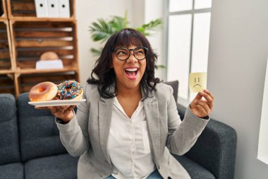 Hispanik terapist kadın yeme bozukluğu üzerinde çalışıyor kızgın ve kızgın bağırıyor sinirlenmiş ve öfkeli, öfkeyle bağırıyor.. 