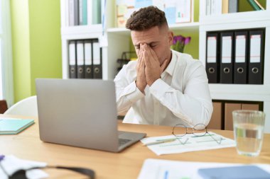 Genç İspanyol iş adamı ofiste dizüstü bilgisayar kullandığını vurguladı.