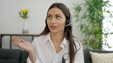 Genç, güzel İspanyol kadın. Çağrı Merkezi ajanı.