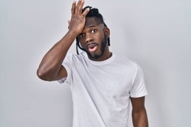 Beyaz arka plan üzerine günlük tişörtler giyen Afrikalı bir adam hata sonucu el ele tutuşarak şaşırdı. Hatayı hatırla. Unuttum, kötü hafıza kavramı. 