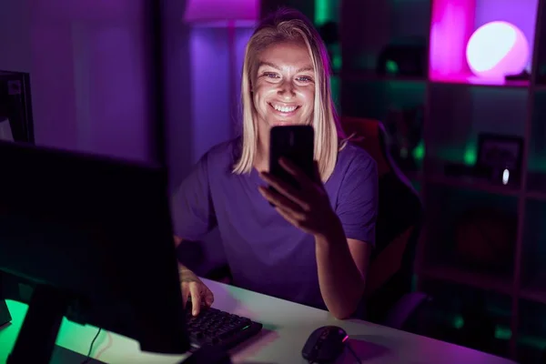 Young Blonde Woman Streamer Using Computer Smarpthone Gaming Room — Stok fotoğraf