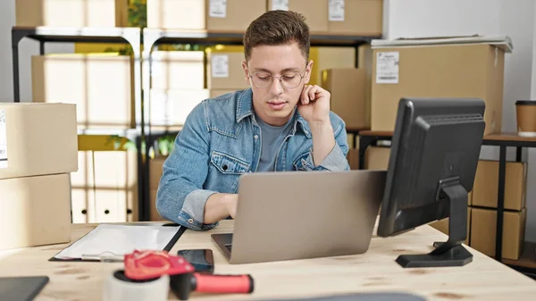 Jovem Hispânico Homem Comércio Eletrônico Trabalhador Negócios Usando Laptop Sentado — Fotografia de Stock