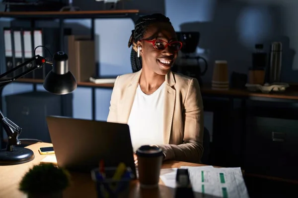 Piękna Czarna Kobieta Pracująca Biurze Nocy Uśmiechem Twarzy Naturalnym Wyrazem — Zdjęcie stockowe