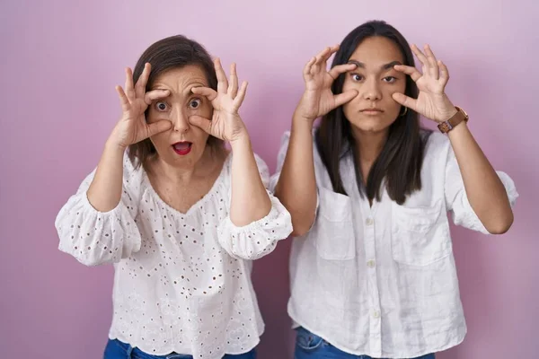 Hispanic Mor Och Dotter Tillsammans Försöker Öppna Ögonen Med Fingrar — Stockfoto