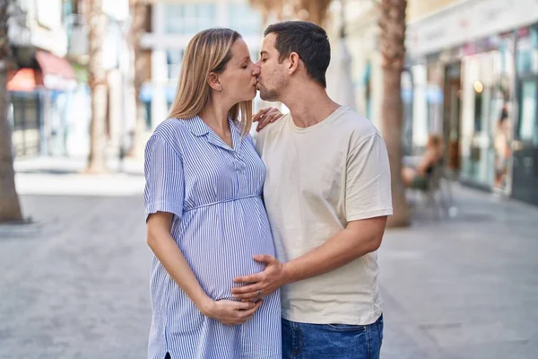 Paar Erwartet Baby Beim Küssen Auf Der Straße — Stockfoto