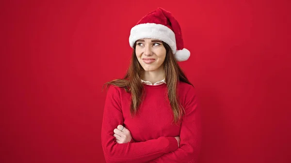 Νεαρή Ισπανίδα Γυναίκα Φορώντας Χριστουγεννιάτικο Καπέλο Στέκεται Σταυρωμένα Χέρια Χειρονομία — Φωτογραφία Αρχείου