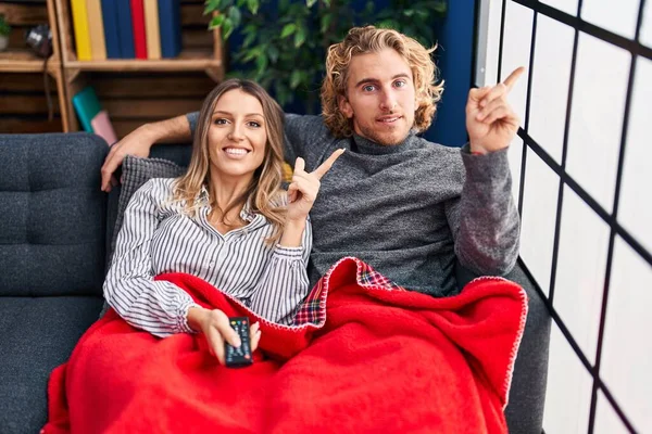 Junges Paar Sitzt Hause Auf Dem Sofa Und Lächelt Glücklich — Stockfoto