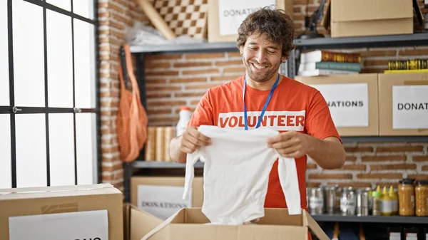Genç Spanyol Gönüllü Bağış Kutusunda Kıyafet Paketliyor Yardım Merkezinde Karton — Stok fotoğraf