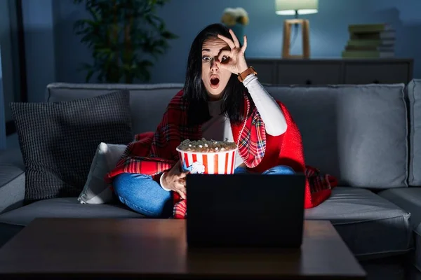 Spaanstalige Vrouw Die Popcorn Eet Kijkend Naar Een Film Bank — Stockfoto