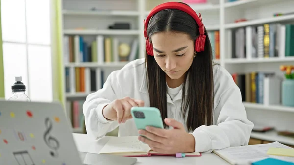 Νεαρή Όμορφη Ισπανίδα Φοιτήτρια Που Σπουδάζει Γραφή Σημειώσεων Χρησιμοποιώντας Smartphone — Φωτογραφία Αρχείου