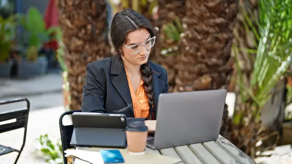 Fiatal Gyönyörű Spanyol Üzleti Dolgozó Segítségével Laptop Touchpad Asztalon Kávézó — Stock Fotó