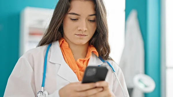 Jovem Bela Mulher Hispânica Médico Usando Smartphone Clínica — Fotografia de Stock