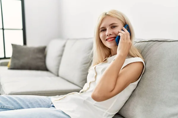 Jonge Blonde Vrouw Aan Telefoon Zittend Bank Thuis — Stockfoto