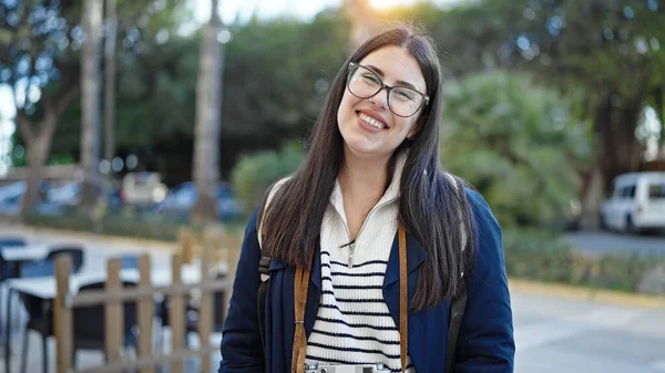 Sırt Çantalı Genç Spanyol Kadın Turist Sokakta Gülümsüyor — Stok fotoğraf