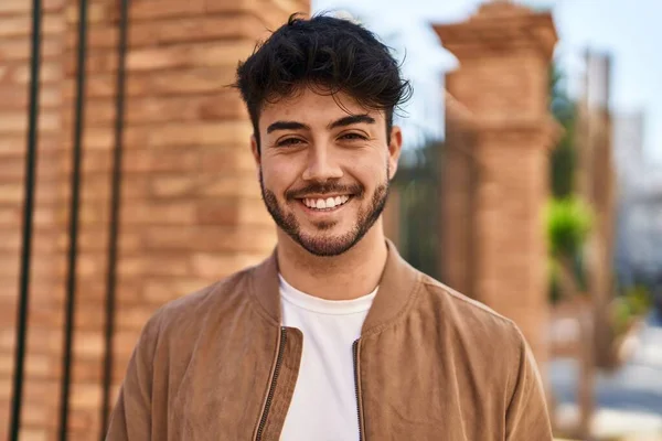 Joven Hombre Hispano Sonriendo Confiado Pie Calle — Foto de Stock