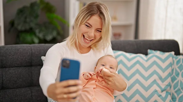 Mutter Und Tochter Umarmen Sich Und Machen Selfie Smartphone Hause — Stockfoto