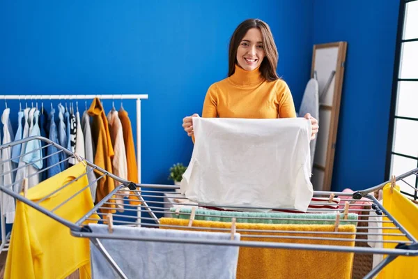 Young Beautiful Hispanic Woman Smiling Confident Hanging Clothes Clothesline Laundry — ストック写真