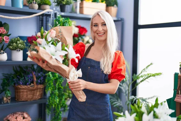 Young Blonde Woman Florist Holding Bouquet Flowers Florist Store — Stockfoto