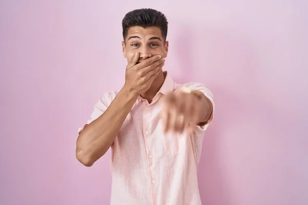 Mladý Hispánec Stojí Nad Růžovým Pozadím Směje Ukazuje Prstem Kameru — Stock fotografie