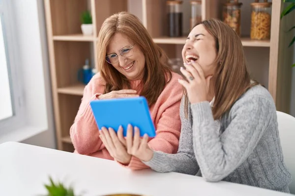 Mother Daughter Using Touchpad Sitting Desk Home — Stock Photo, Image