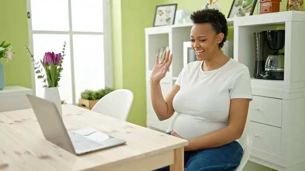 Jonge Zwangere Vrouw Met Videogesprek Zittend Tafel Eetkamer — Stockfoto