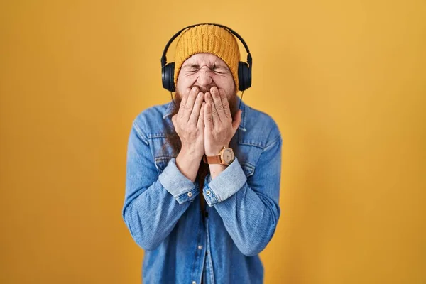 Καυκάσιος Άνδρας Μακριά Γενειάδα Ακούει Μουσική Ακουστικά Γελώντας Και Ντροπιασμένος — Φωτογραφία Αρχείου