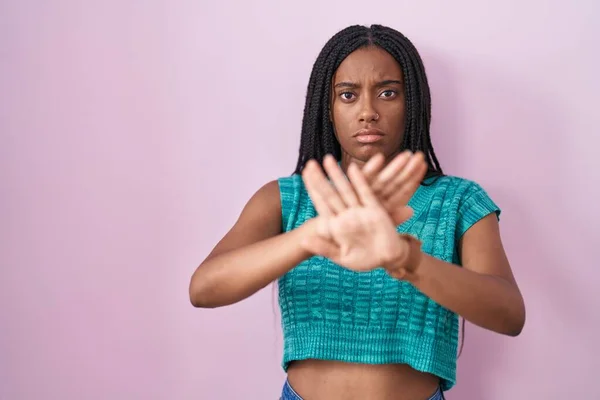 Молодой Африканский Американец Косичками Стоящий Розовом Фоне Отрицательное Выражение Лица — стоковое фото