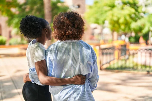 Африканские Американские Женщины Мать Дочь Обнимают Друг Друга Парке — стоковое фото