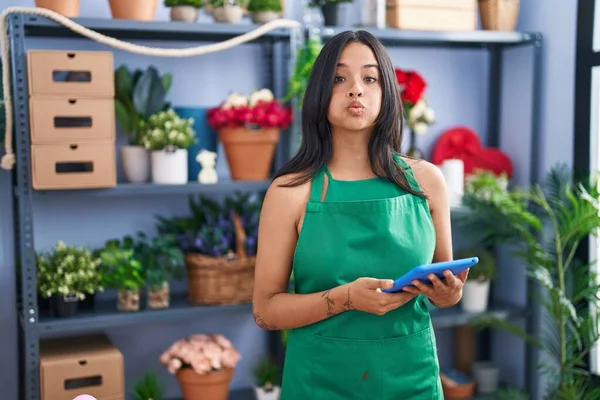Mulher Morena Trabalhando Florista Loja Segurando Tablet Bochechas Inchadas Com — Fotografia de Stock