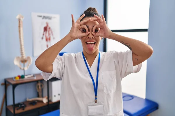 Νεαρή Ισπανίδα Που Δουλεύει Κλινική Αποκατάστασης Κάνει Μια Καλή Χειρονομία — Φωτογραφία Αρχείου