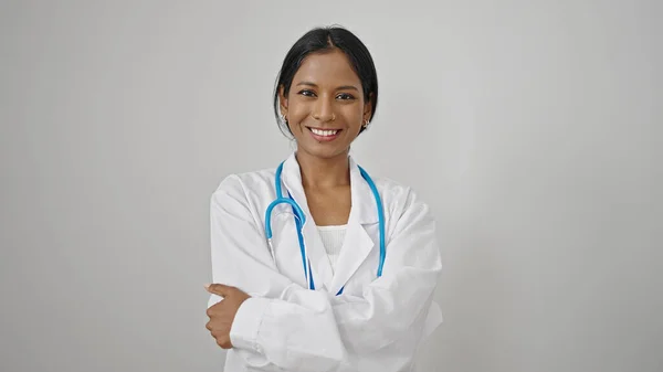 Mujer Afroamericana Doctora Sonriendo Confiada Pie Con Los Brazos Cruzados —  Fotos de Stock