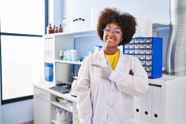 Joven Mujer Afroamericana Trabajando Laboratorio Científico Sonriendo Alegre Señalando Con —  Fotos de Stock